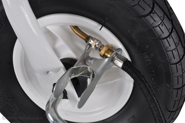 Banden oppompen met de gewone fietspomp.