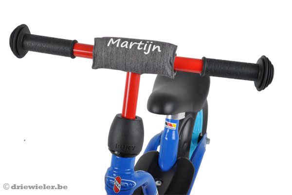 Verfraai uw driewieler met deze kinbeschermer met eigen naam.
