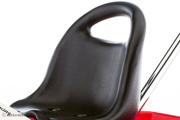 Kunststof zitting met hoge rugleuning.