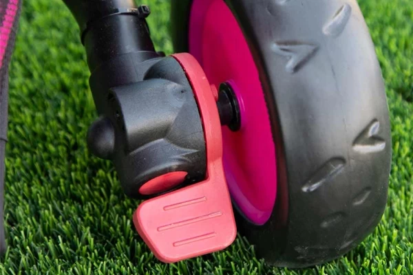 Uitgerust met een rem