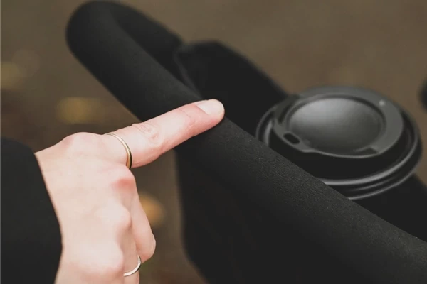 Met één hand te besturen