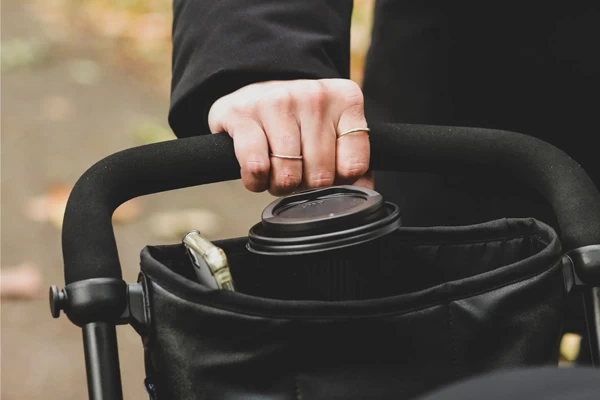 Met handige houder voor beker en/of telefoon