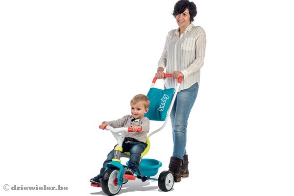 Laat je lekker duwen door mama.