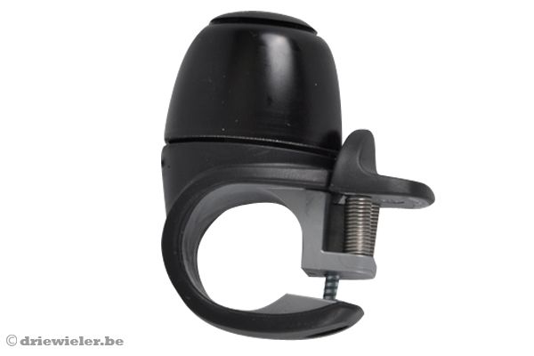 Eenvoudig te monteren op het stuur van de driewieler.